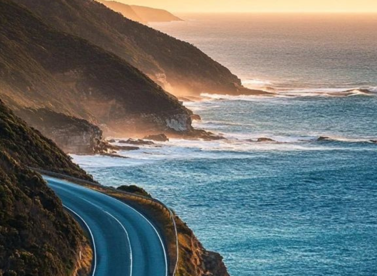 Du khách tham quan 12 Apostles trên cung đường Great Ocean Road trong Tour du lịch Úc 2026